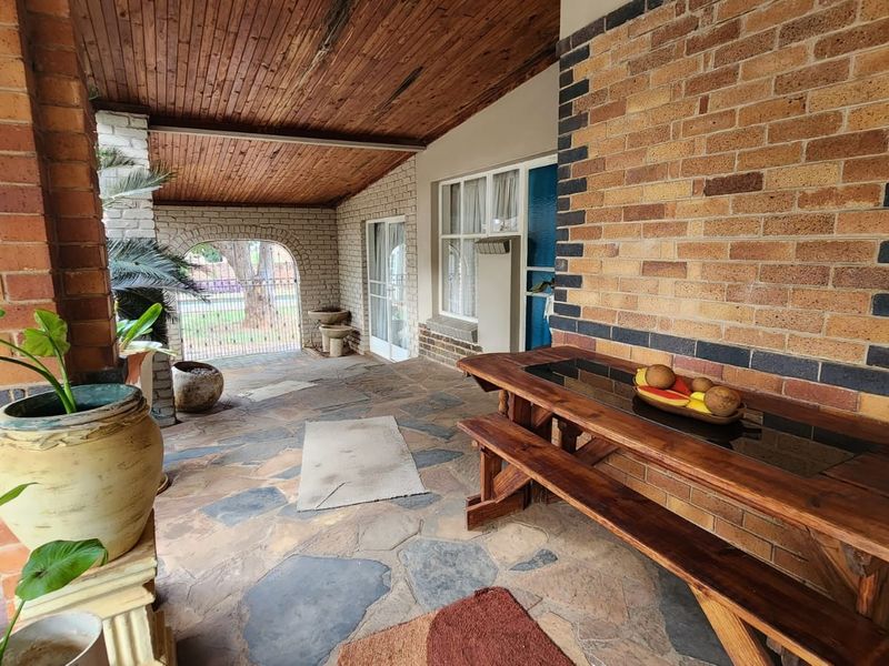 4 Bedroom House with One Bedroom Flat For Sale in Modimolle - Photo 3