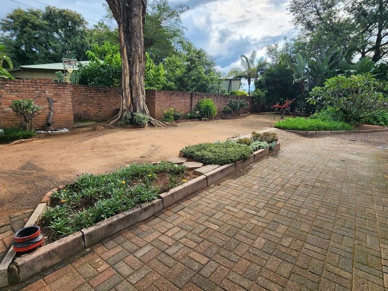 4 Bedroom House with One Bedroom Flat For Sale in Modimolle - Photo 9