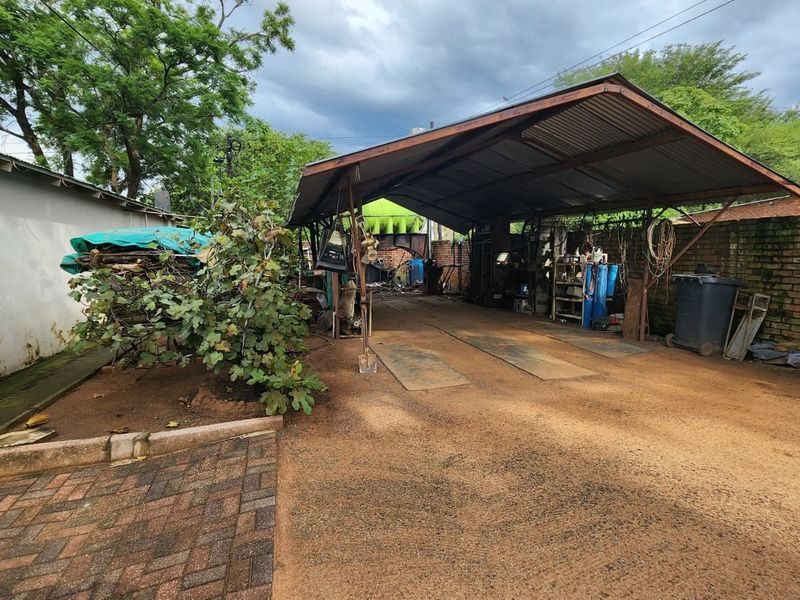 4 Bedroom House with One Bedroom Flat For Sale in Modimolle - Photo 10