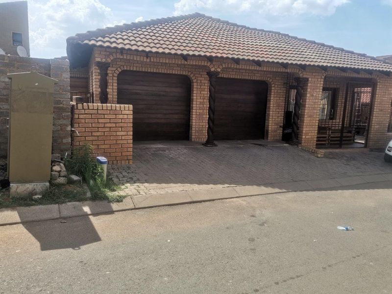 House For Sale in Commercia, Midrand - Photo 1