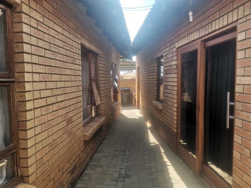 House For Sale in Commercia, Midrand - Photo 4