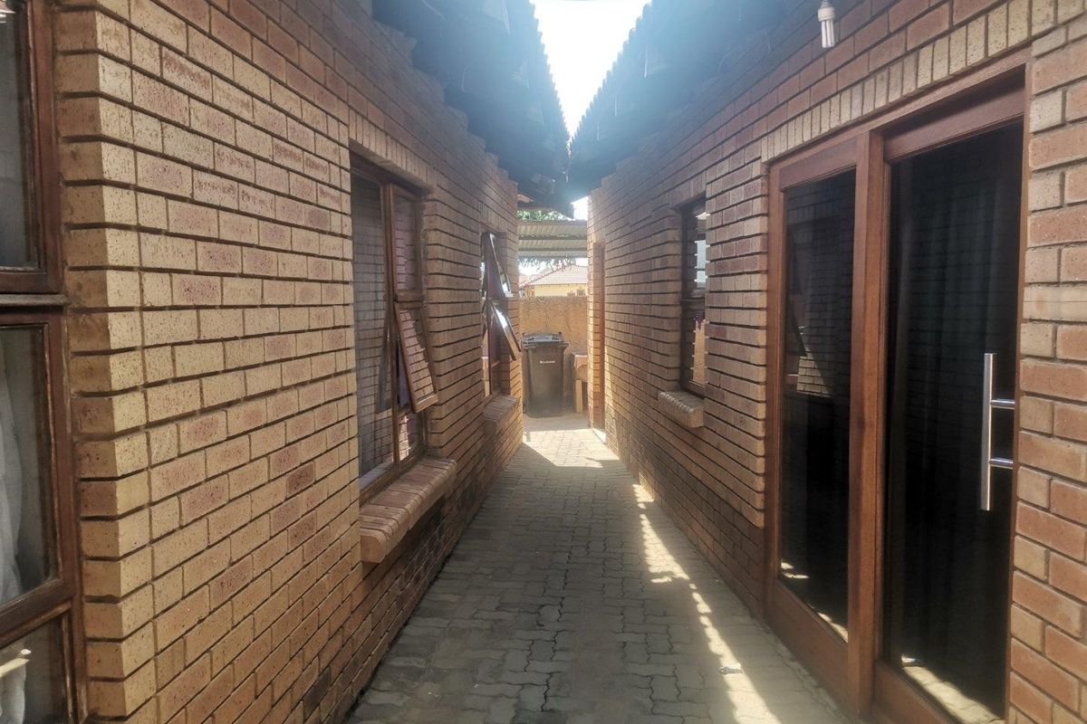House For Sale in Commercia, Midrand - Photo 4
