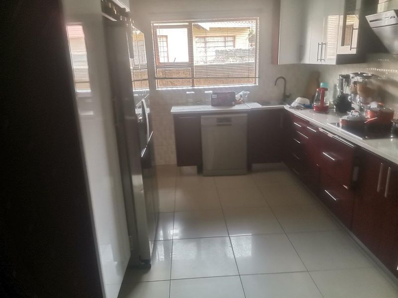 House For Sale in Commercia, Midrand - Photo 6