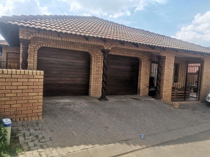 House For Sale in Commercia, Midrand - Photo 2