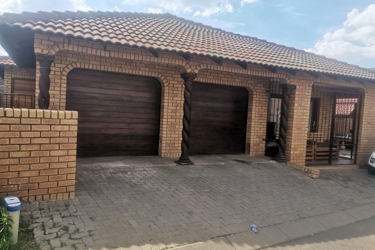 House For Sale in Commercia, Midrand - Photo 2