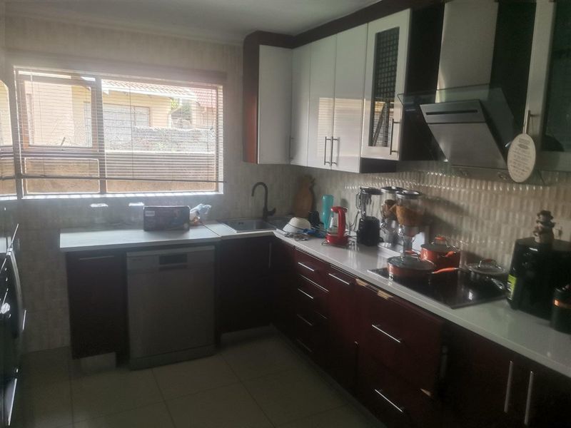 House For Sale in Commercia, Midrand - Photo 9