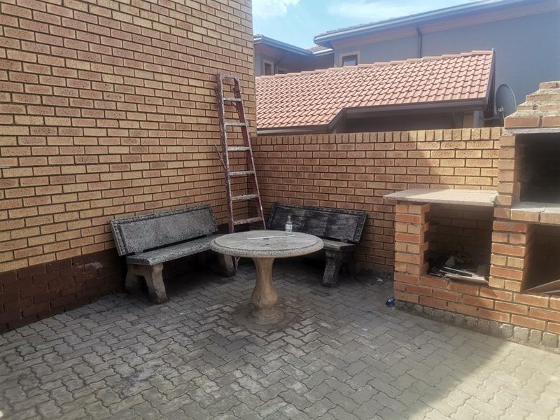 House For Sale in Commercia, Midrand - Photo 3