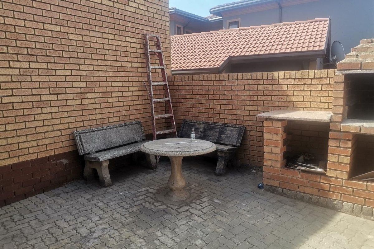 House For Sale in Commercia, Midrand - Photo 3