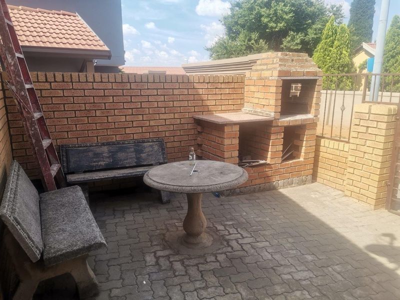 House For Sale in Commercia, Midrand - Photo 5