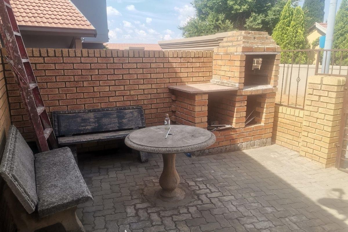 House For Sale in Commercia, Midrand - Photo 5