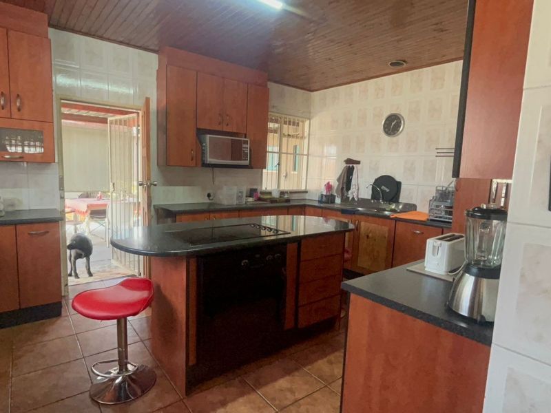 4-Bedroom House For Sale in Sasolburg Central, Sasolburg - Photo 2