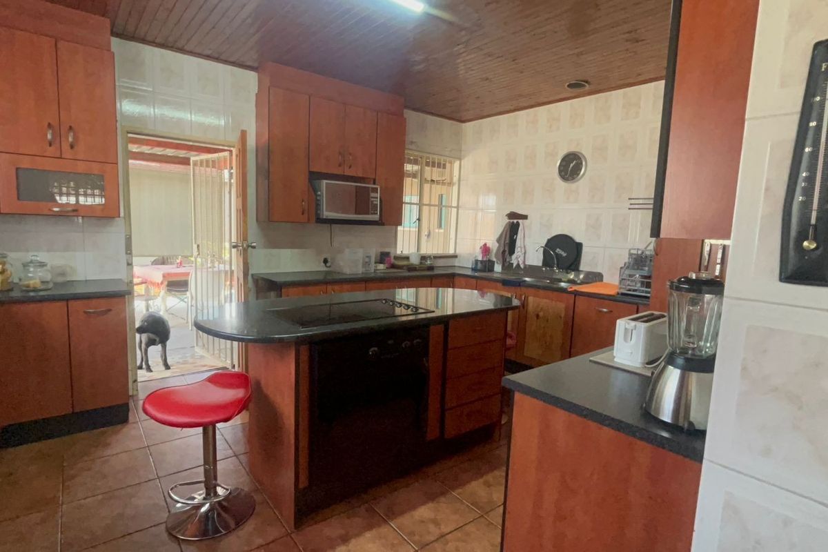 4-Bedroom House For Sale in Sasolburg Central, Sasolburg - Photo 2