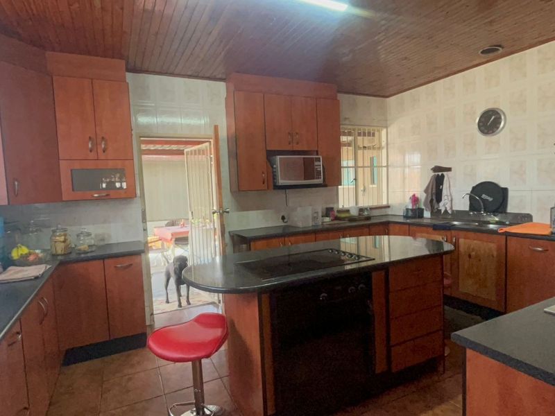 4-Bedroom House For Sale in Sasolburg Central, Sasolburg - Photo 4