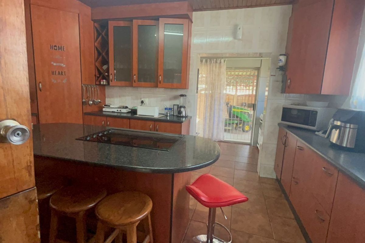 4-Bedroom House For Sale in Sasolburg Central, Sasolburg - Photo 3
