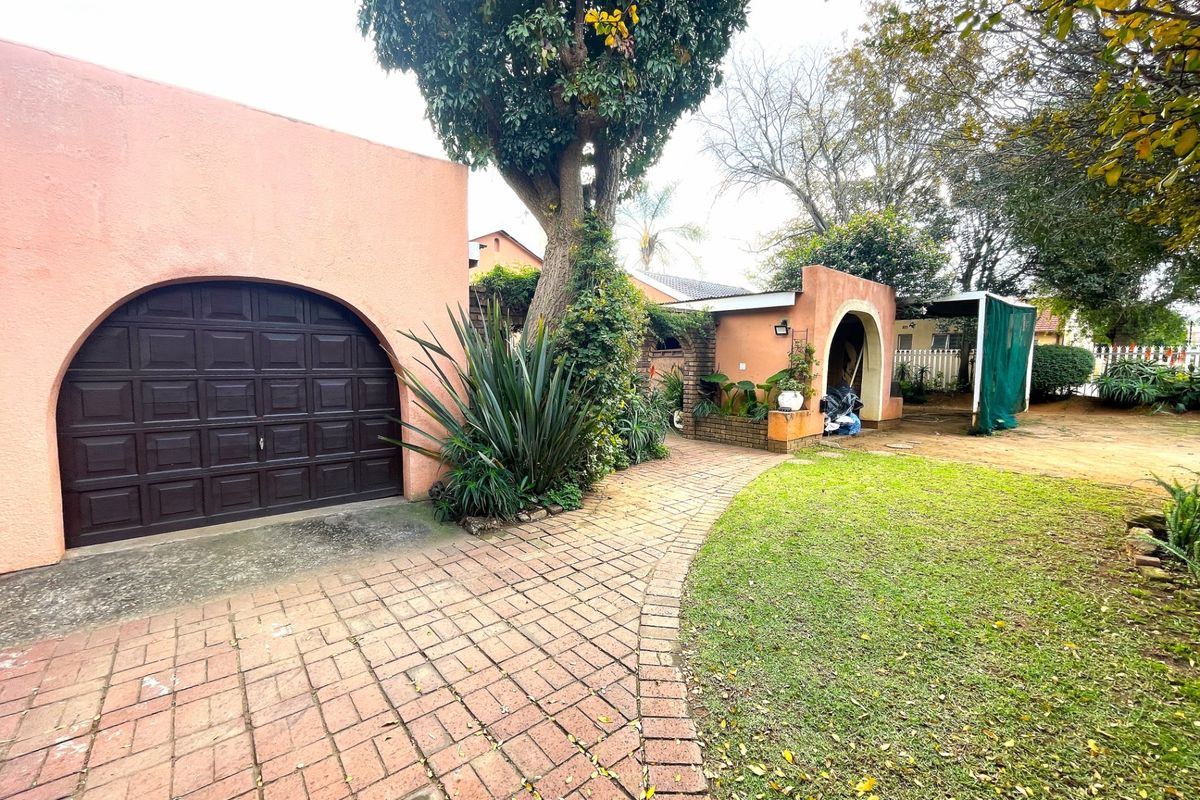 5 Bedroom House For Sale in Primrose - Photo 2