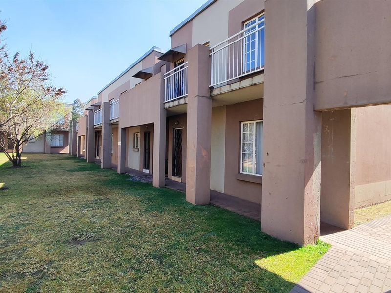 Modern 2-Bedroom Apartment with Garage in Norton Home Estates - Photo 1