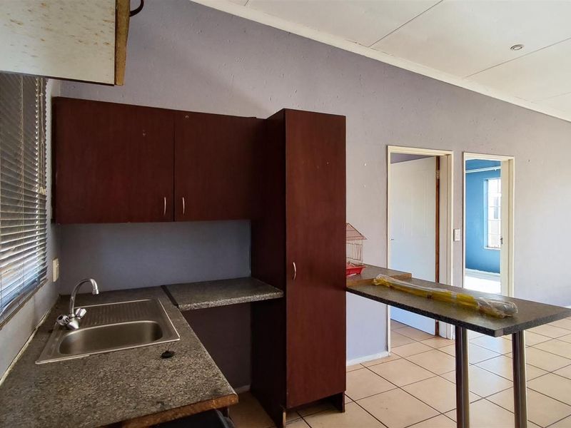 Modern 2-Bedroom Apartment with Garage in Norton Home Estates - Photo 2