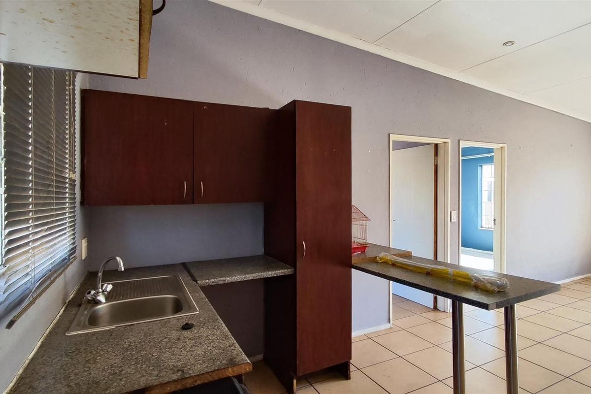 Modern 2-Bedroom Apartment with Garage in Norton Home Estates - Photo 2
