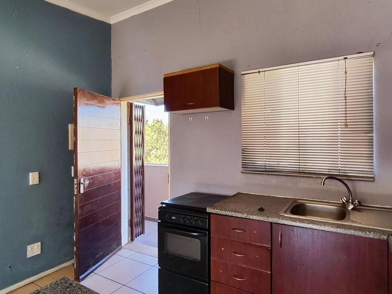 Modern 2-Bedroom Apartment with Garage in Norton Home Estates - Photo 3