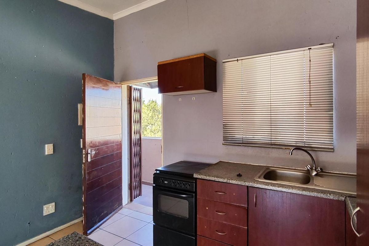 Modern 2-Bedroom Apartment with Garage in Norton Home Estates - Photo 3