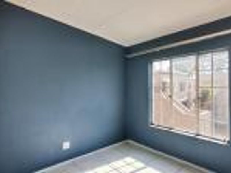 Modern 2-Bedroom Apartment with Garage in Norton Home Estates - Photo 4