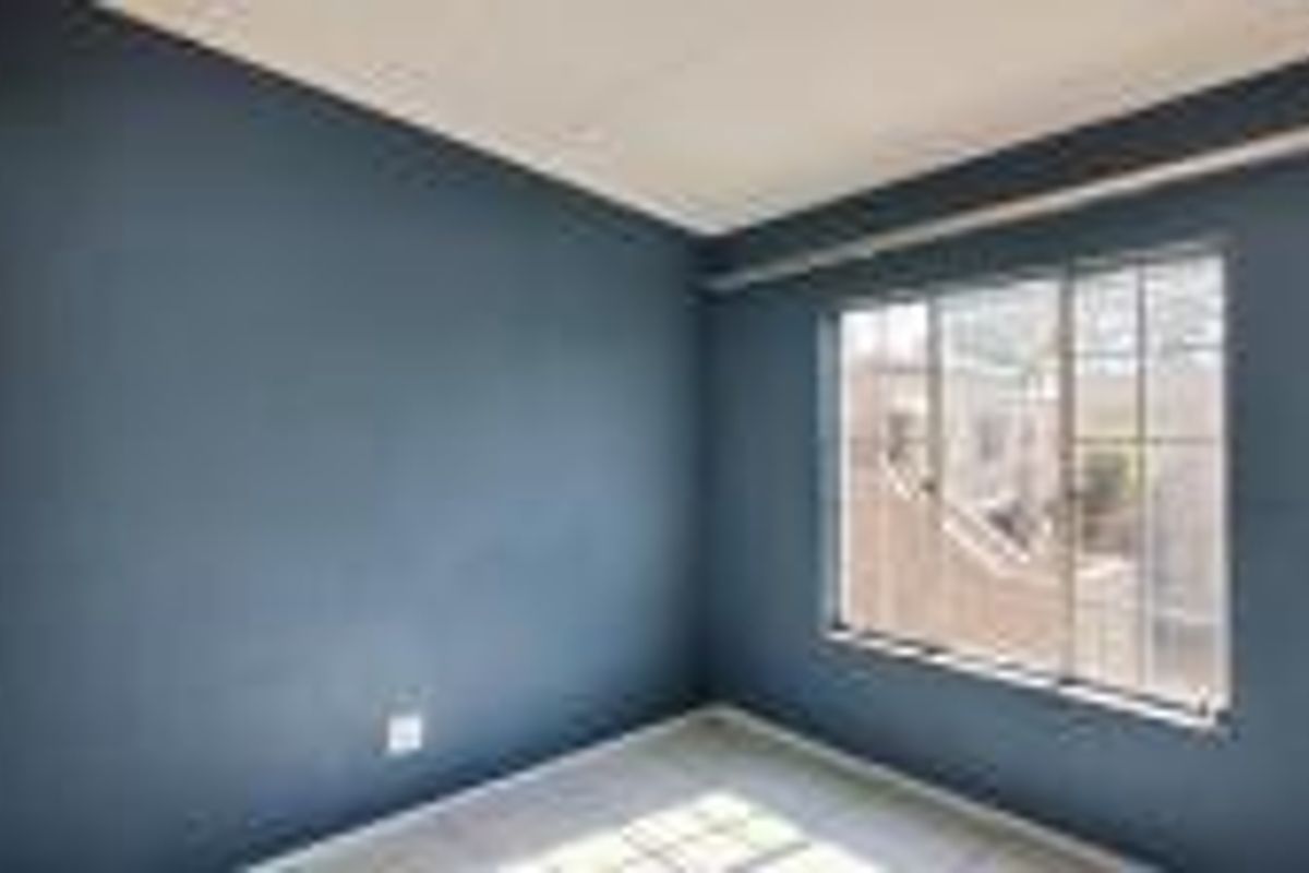 Modern 2-Bedroom Apartment with Garage in Norton Home Estates - Photo 4