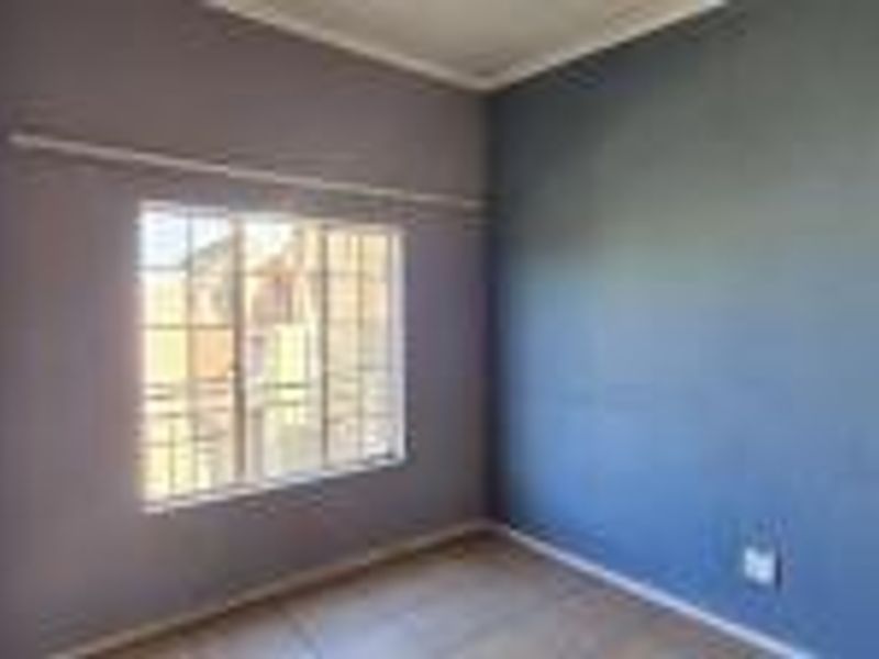 Modern 2-Bedroom Apartment with Garage in Norton Home Estates - Photo 6