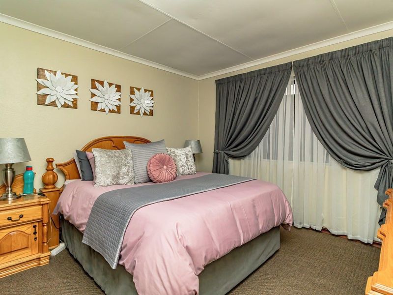 Townhouse For Sale in Terenure, Kempton Park - Photo 5