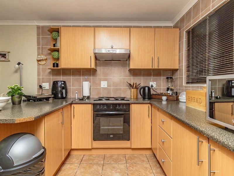 Townhouse For Sale in Terenure, Kempton Park - Photo 2