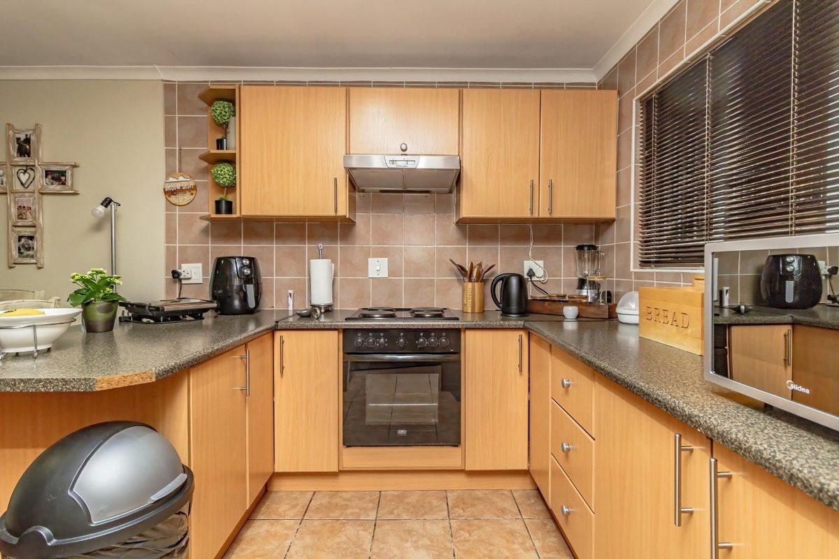 Townhouse For Sale in Terenure, Kempton Park - Photo 2