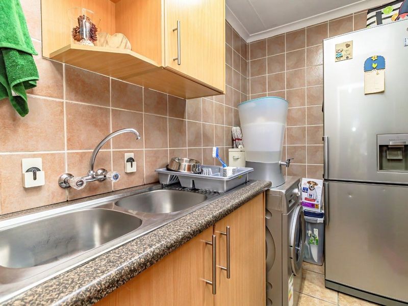 Townhouse For Sale in Terenure, Kempton Park - Photo 4