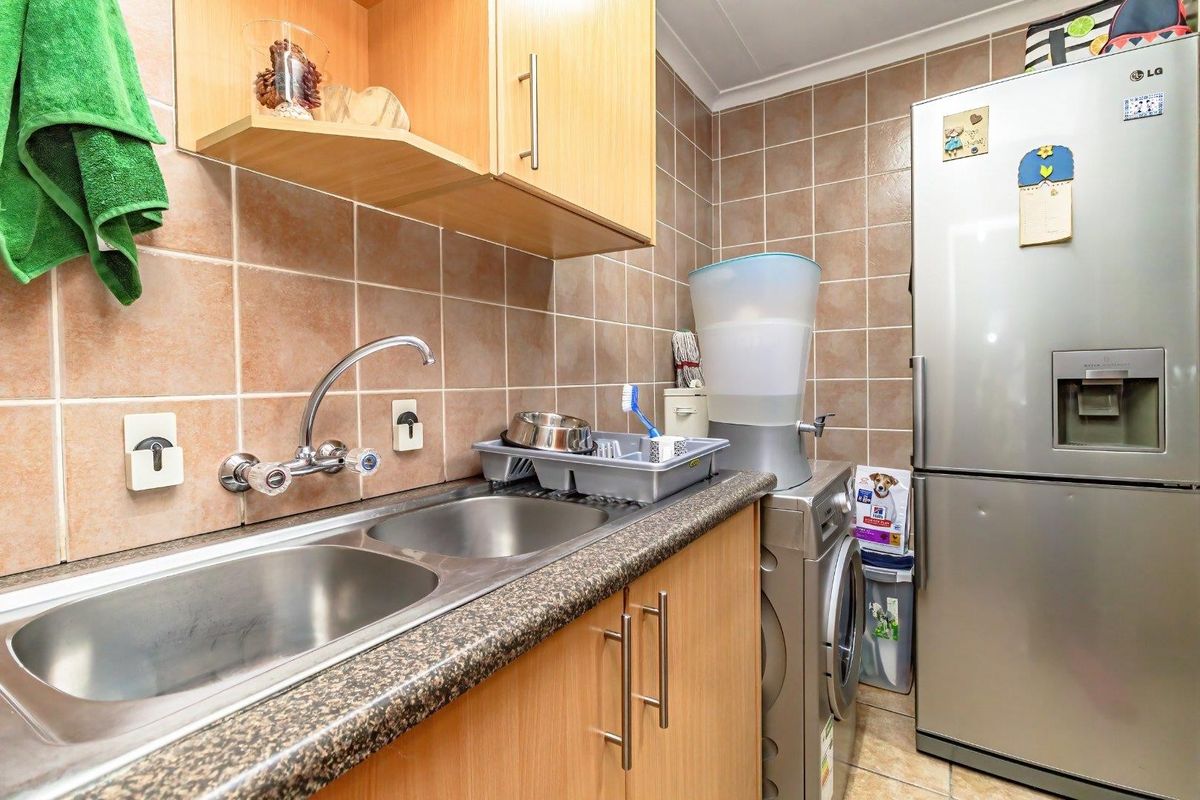 Townhouse For Sale in Terenure, Kempton Park - Photo 4