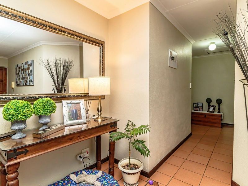 Townhouse For Sale in Terenure, Kempton Park - Photo 3