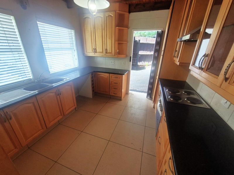 3 Bed House to Rent in Paulshof, Sandton - Photo 7