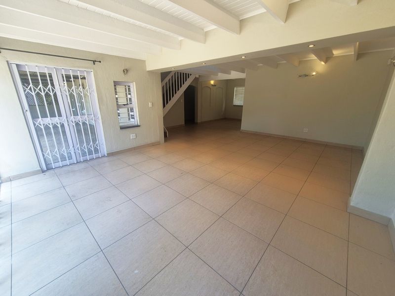 3 Bed House to Rent in Paulshof, Sandton - Photo 4