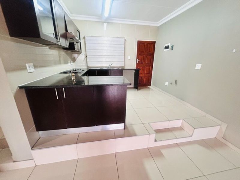 3 Bedroom Townhouse for Sale in Winchester Hills - Photo 2