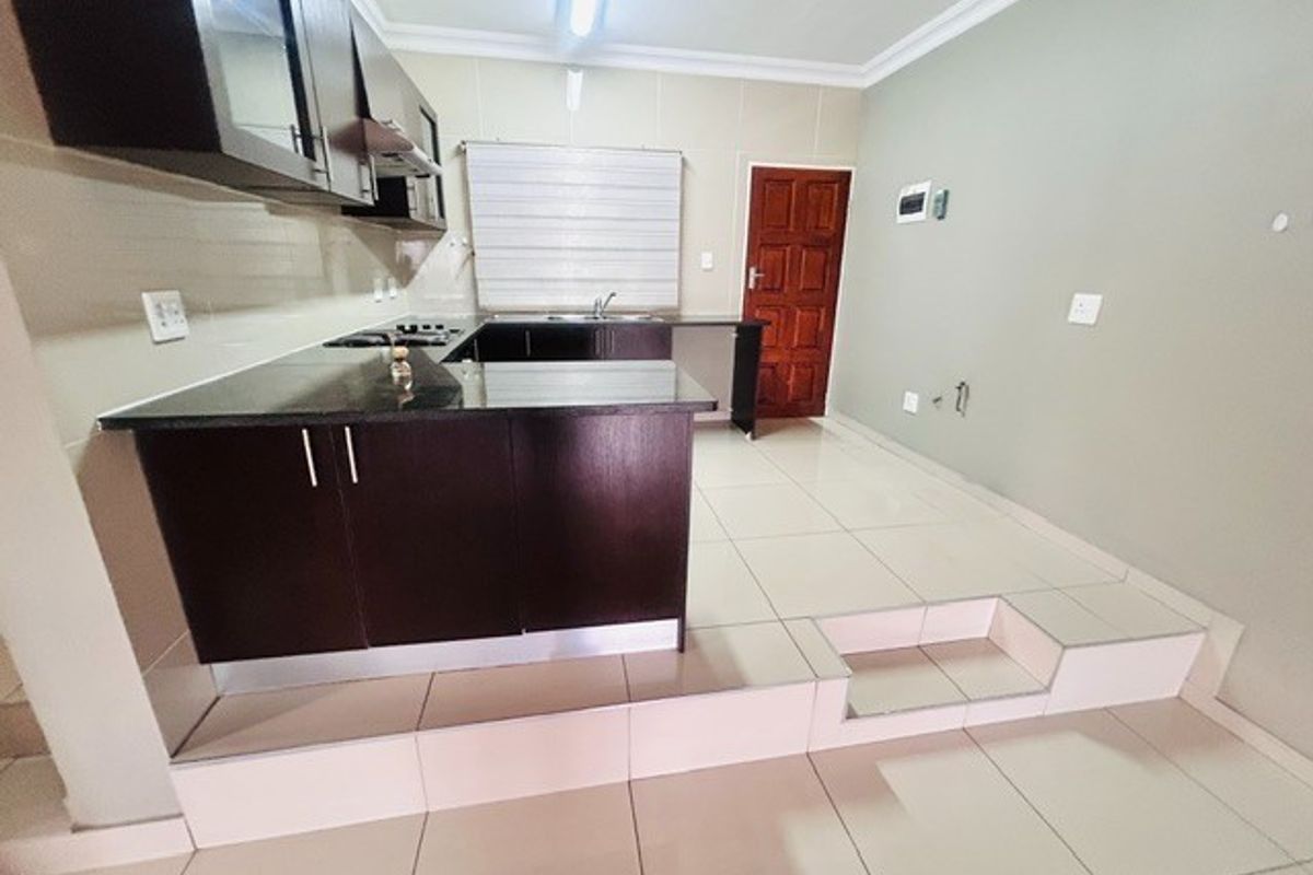 3 Bedroom Townhouse for Sale in Winchester Hills - Photo 2