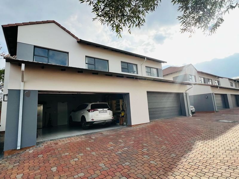 3 bedroom 2.5 bathroom in North riding - Photo 1
