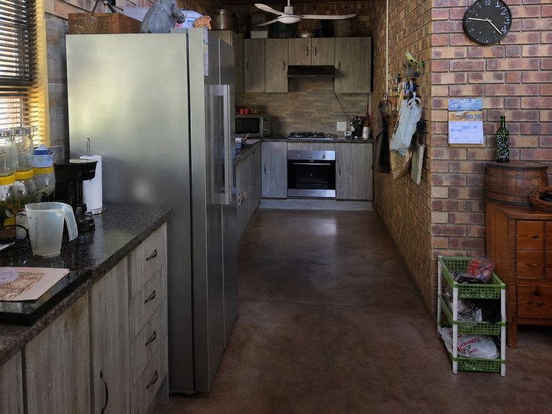 Versatile Family Home with Loft and Private Flatlet - Photo 9