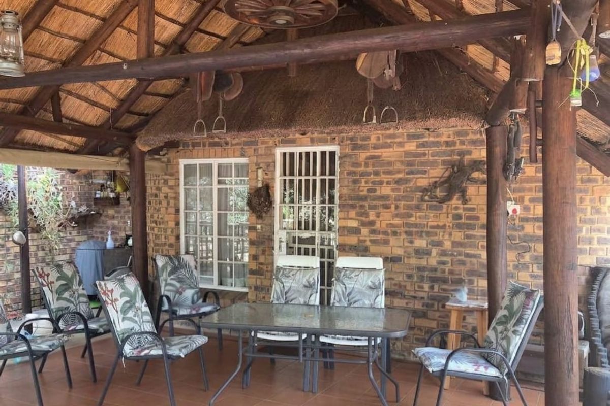 Versatile Family Home with Loft and Private Flatlet - Photo 5