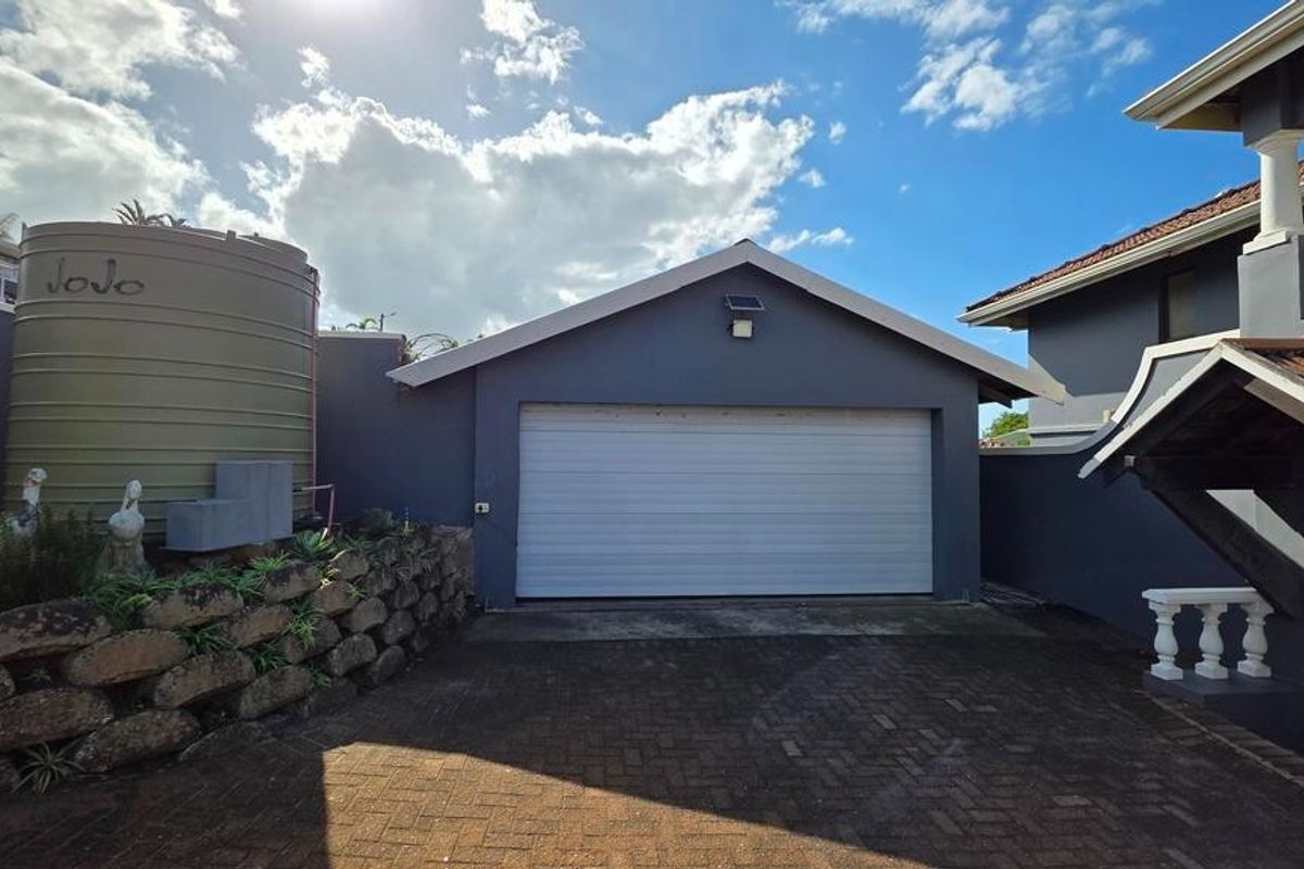 Beautiful 7 bedroom home with extensive earning potential in Uvongo Beach - Photo 2