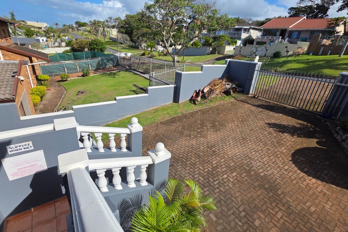 Beautiful 7 bedroom home with extensive earning potential in Uvongo Beach - Photo 3