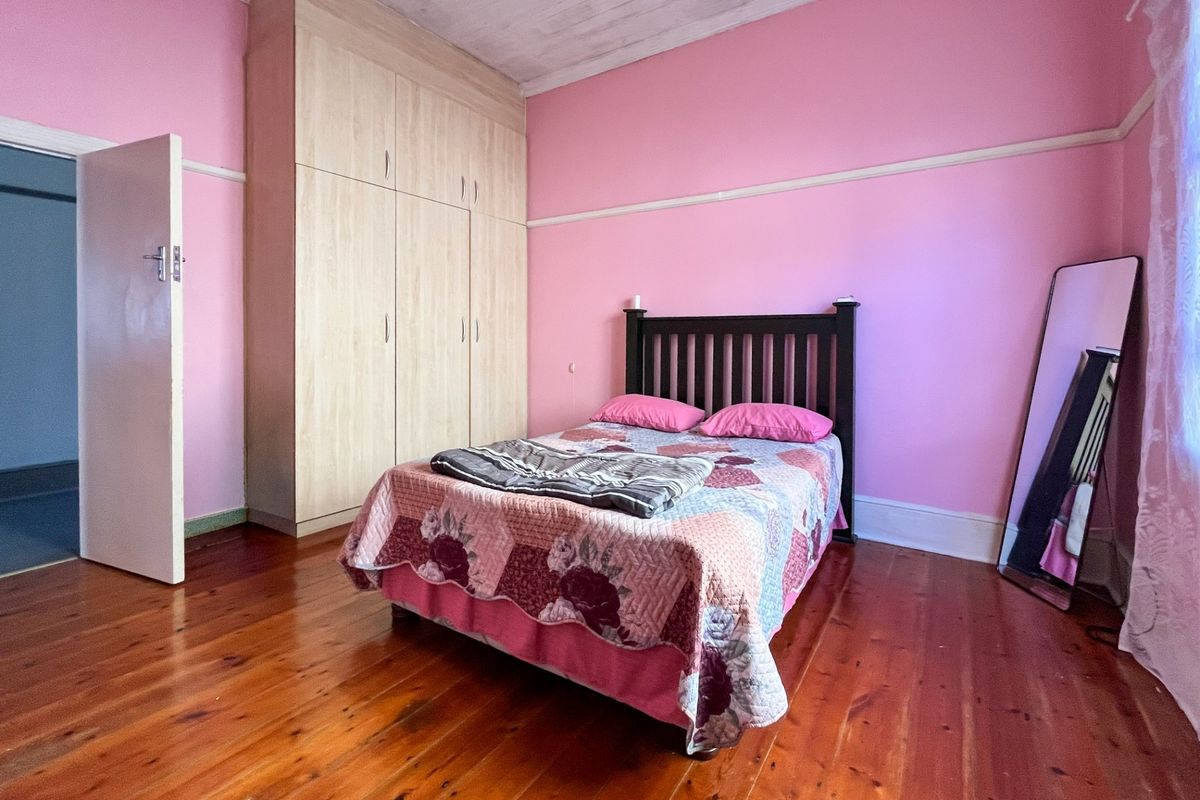 Prime Investment Opportunity: 4-Bedroom Home in North End - Photo 4