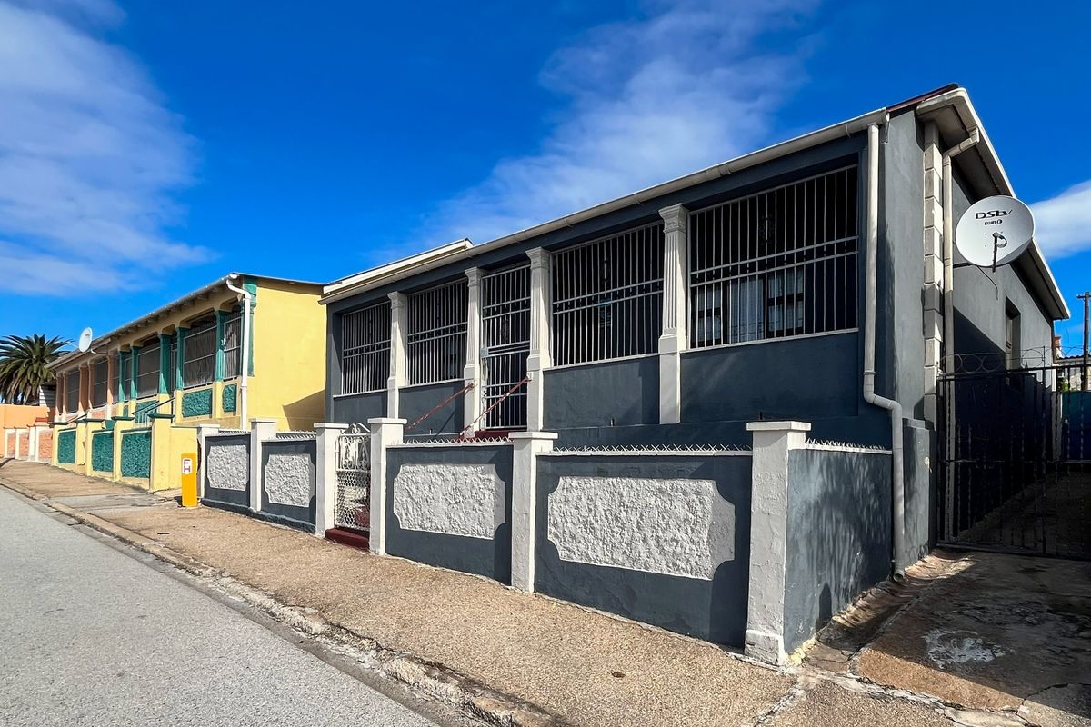 Prime Investment Opportunity: 4-Bedroom Home in North End - Photo 2