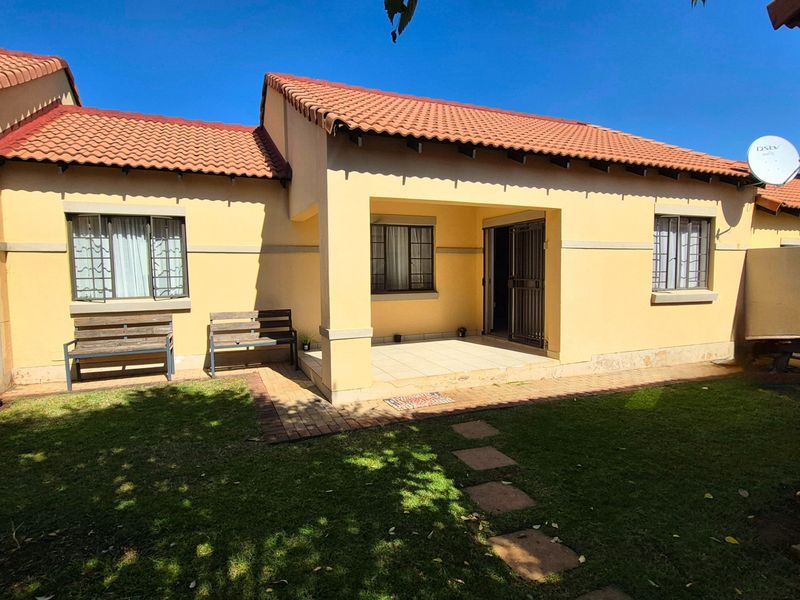 3 Bedroom Simplex Townhouse For Sale in Mooikloof Ridge Pretoria - Photo 1