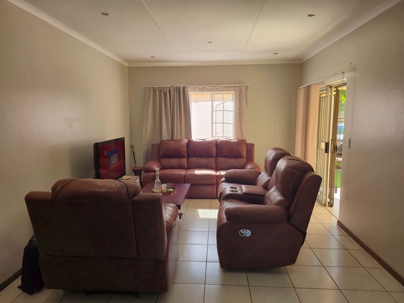 3 Bedroom Simplex Townhouse For Sale in Mooikloof Ridge Pretoria - Photo 7