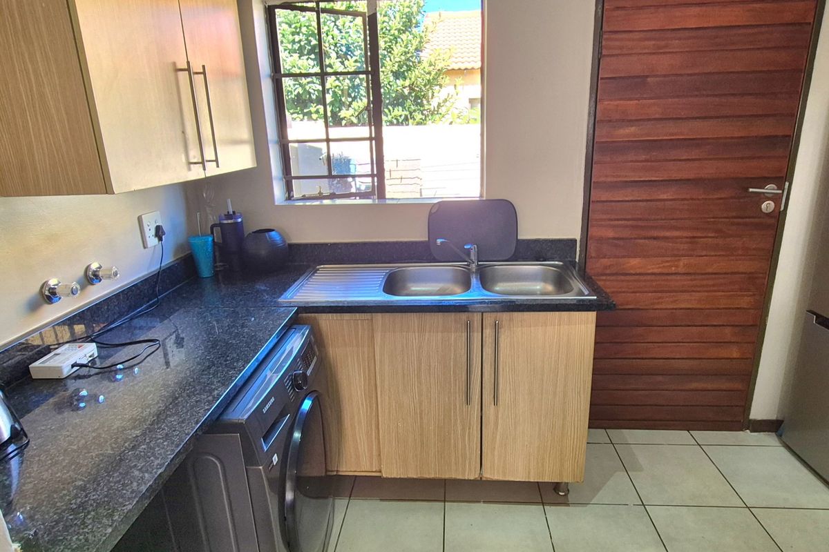 3 Bedroom Simplex Townhouse For Sale in Mooikloof Ridge Pretoria - Photo 4