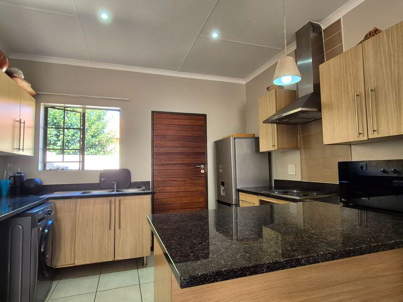 3 Bedroom Simplex Townhouse For Sale in Mooikloof Ridge Pretoria - Photo 2