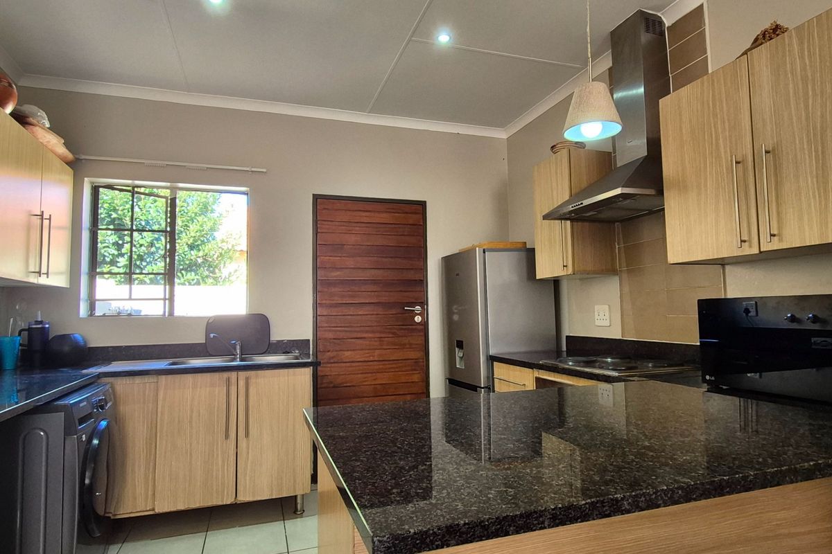 3 Bedroom Simplex Townhouse For Sale in Mooikloof Ridge Pretoria - Photo 2