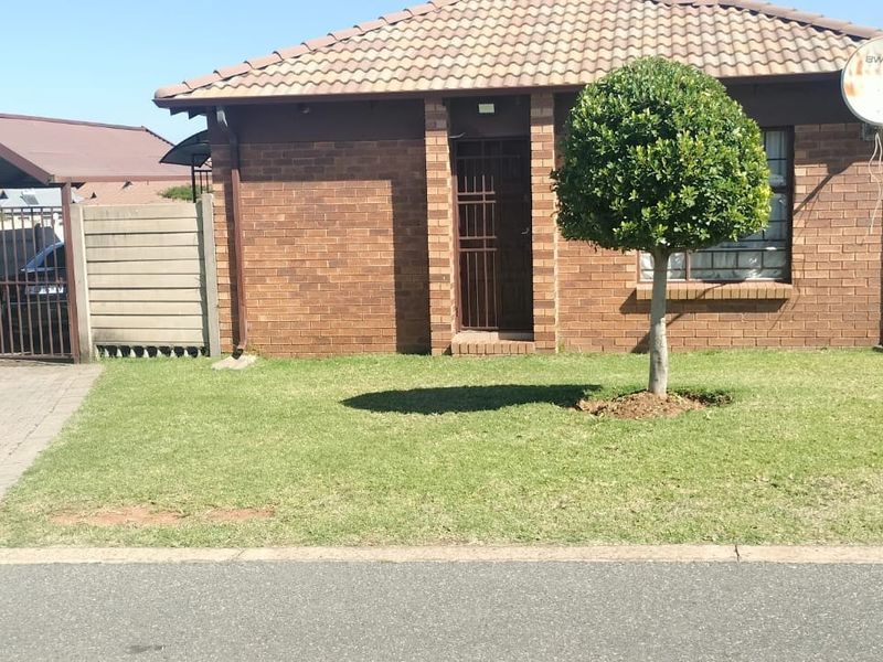 3 Bedroom  House In Olievenhoutbosch, Centurion - Photo 1